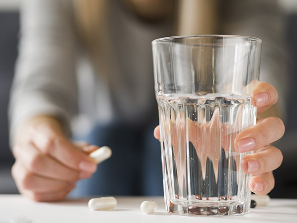 Médicaments et verre d'eau